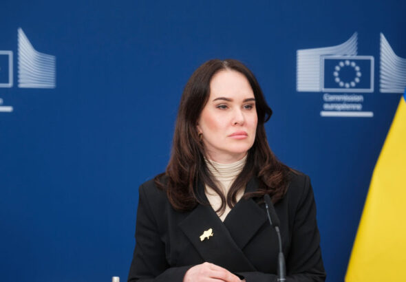 Зеленски освободи своя заместничка часове след обиски по разследване за корупция