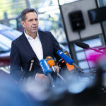 Напрежението във Volkswagen расте - работници освиркват директора заради липса на отговори за бъдещето