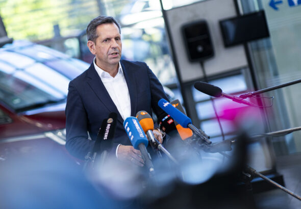 Напрежението във Volkswagen расте - работници освиркват директора заради липса на отговори за бъдещето
