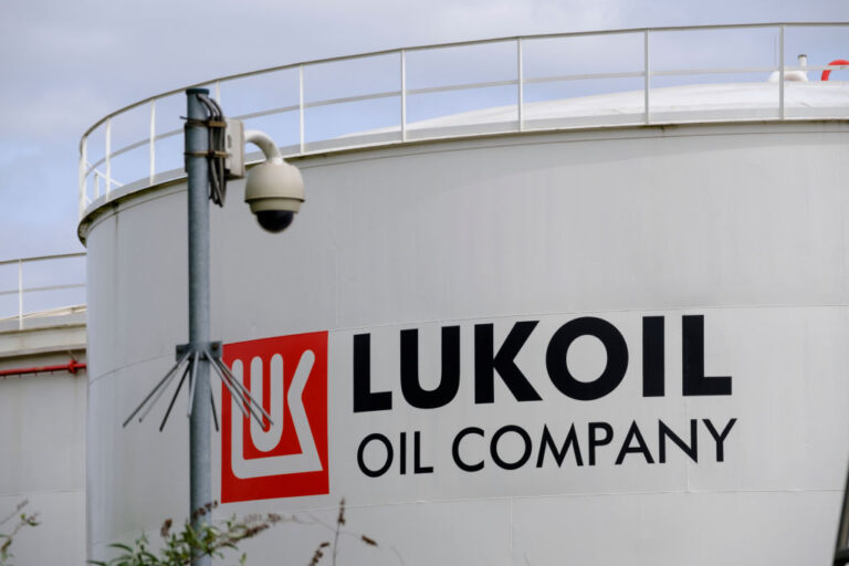 Продажбата „Лукойл” буксува в очакване на одобрение от Белия дом