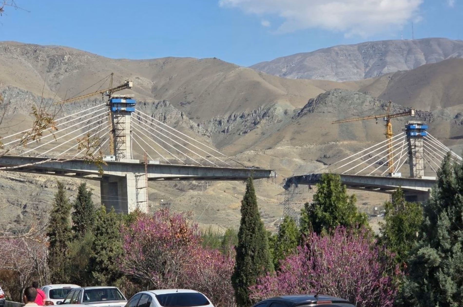 САЩ разрушиха най-високия мост в Иран, Тръмп поднови заплахите срещу електроцентрали