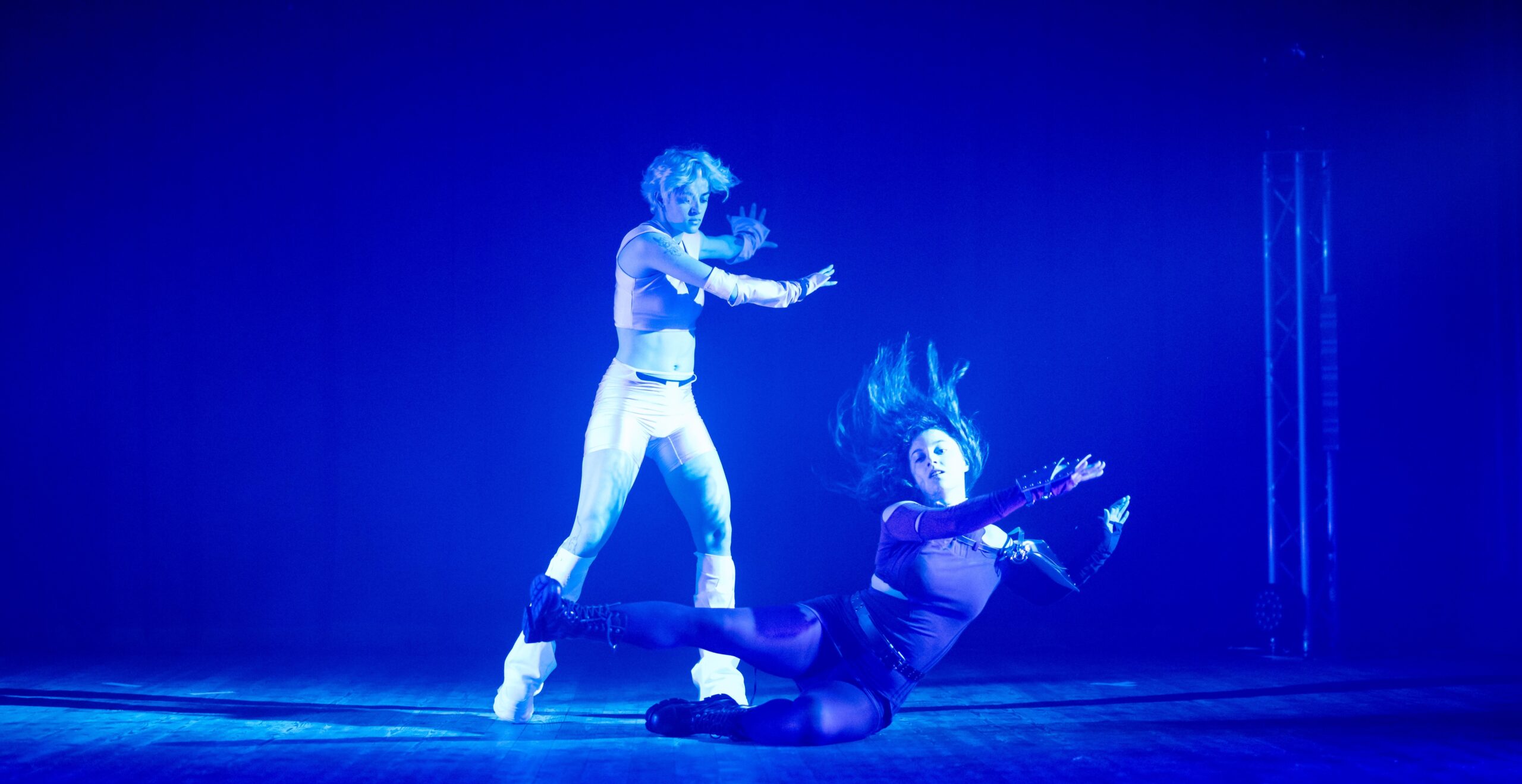 Коста Каракашян изследва онлайн насилието в нов танцов спектакъл