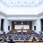 Парламентът работи 27 минути. ГЕРБ оглави комисията, която ще пише правилник
