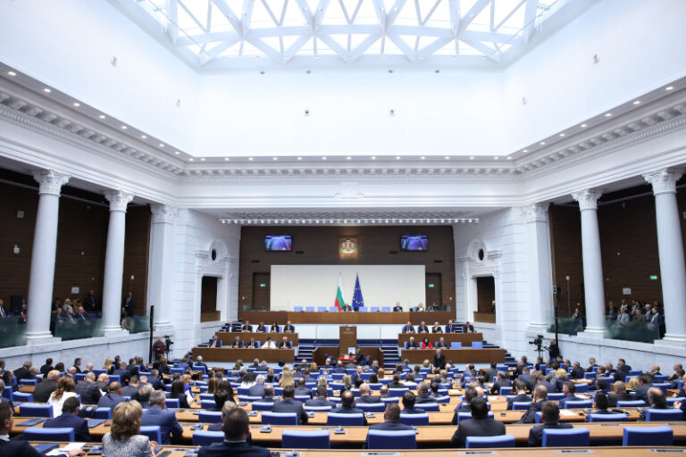 Парламентът работи 27 минути. ГЕРБ оглави комисията, която ще пише правилник
