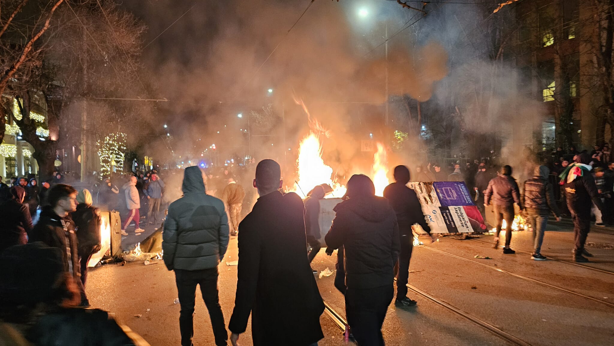Изгорени кофи за боклук, отмъкнати колчета и щети по градския транспорт след провокаторите в София