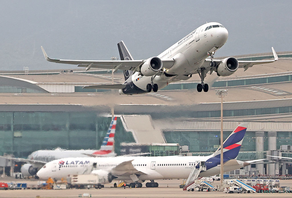 Airbus спешно приземява хиляди самолети A320 заради опасност при слънчеви бури