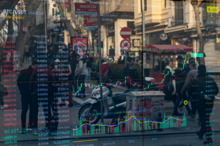 Биткойн премина историческата граница от 100 000 долара и постави нов рекорд