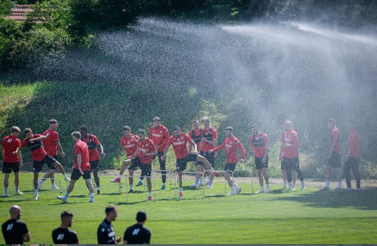 Фенове на ЦСКА поели контрола над тренировката на отбора при Керкез