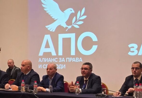 Ахмед Доган стана почетен председател и на новата си партия (Обновена)