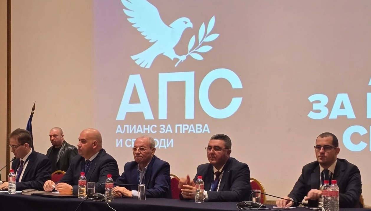 Ахмед Доган стана почетен председател и на новата си партия (Обновена)