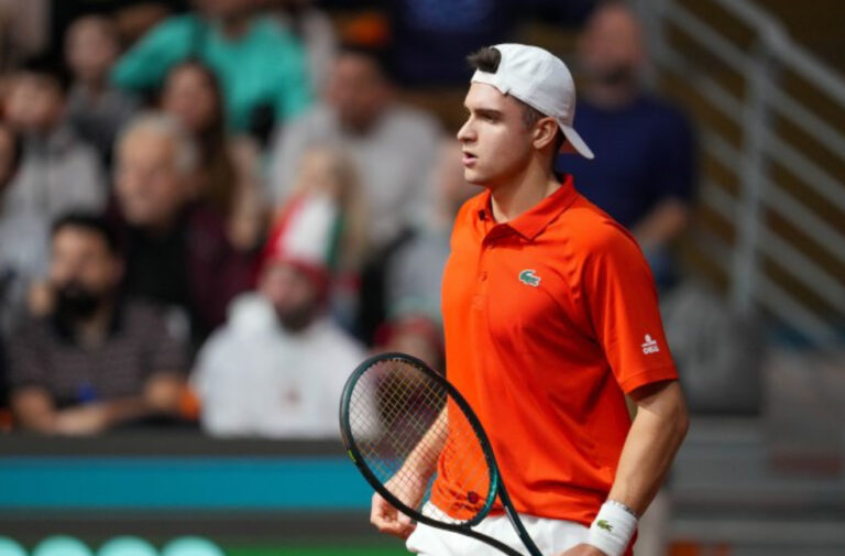 България изостава с 0:2 от Белгия в историческия мач от Купа "Дейвис"