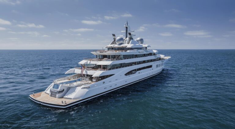 Конфискуваната суперяхта Amadea на руския олигарх Керимов се продава на търг