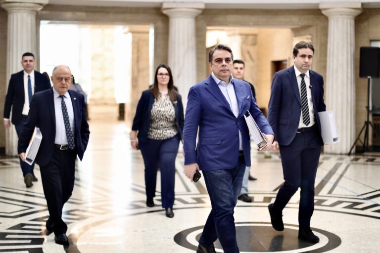 ПП-ДБ подаде документи за изборите и отрече да има разногласия за водачите на листите