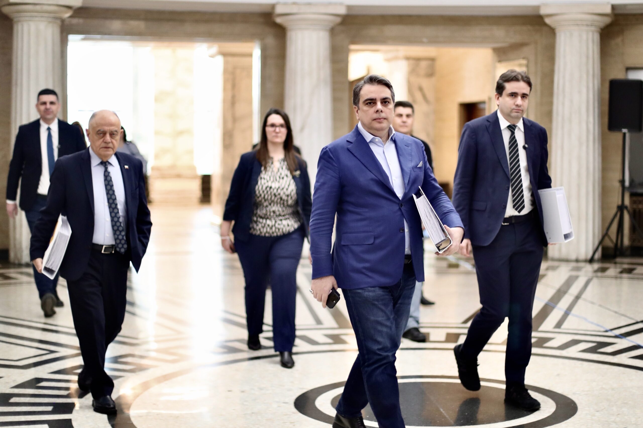 ПП-ДБ подаде документи за изборите и отрече да има разногласия за водачите на листите