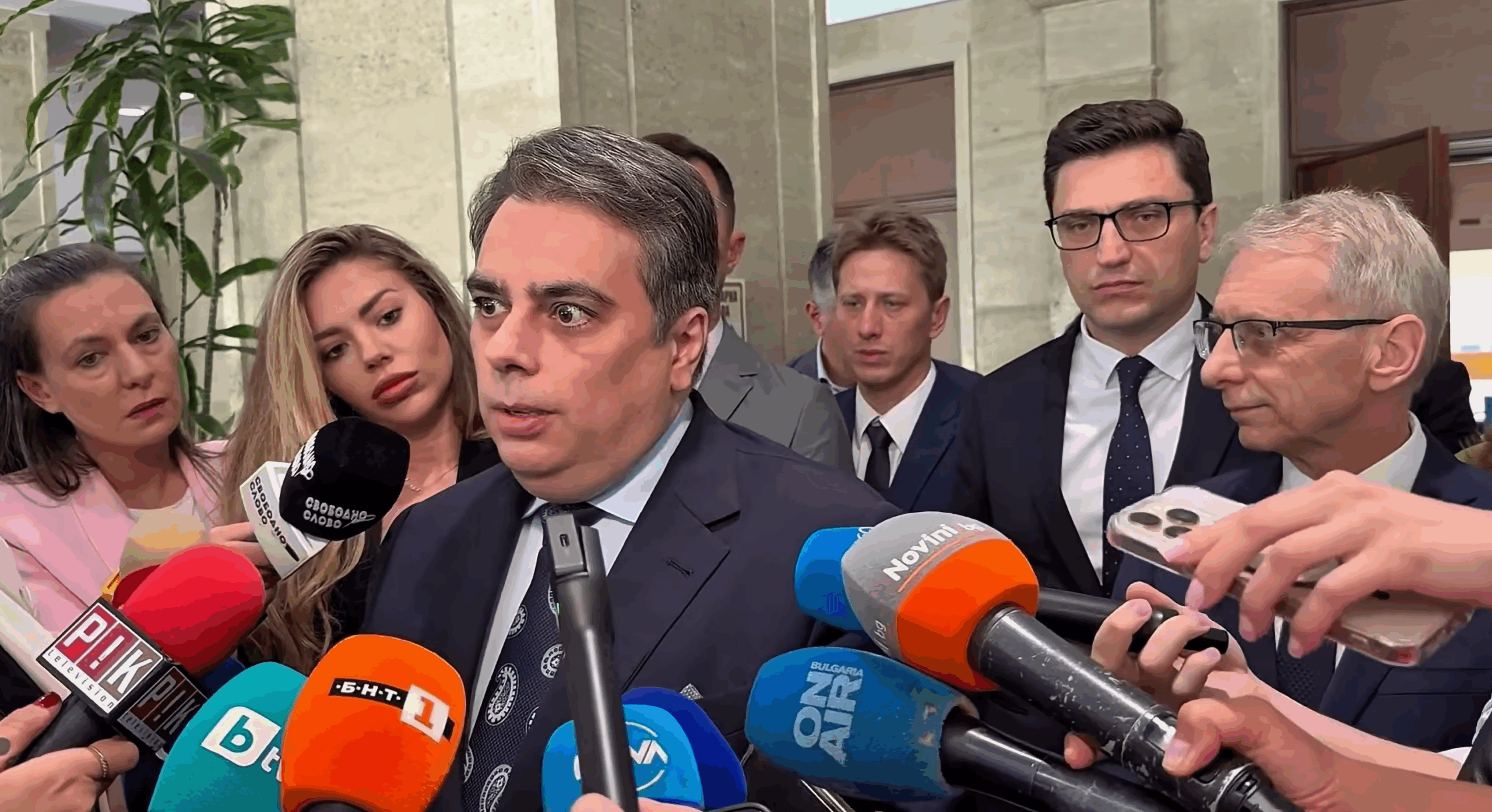 Асен Василев: Дано изтеклите проектобюджети на НОИ и НЗОК да са лоша шега