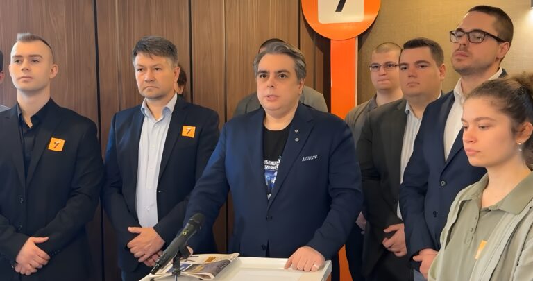 Асен Василев нарече Румен Радев "страхлив лицемер"