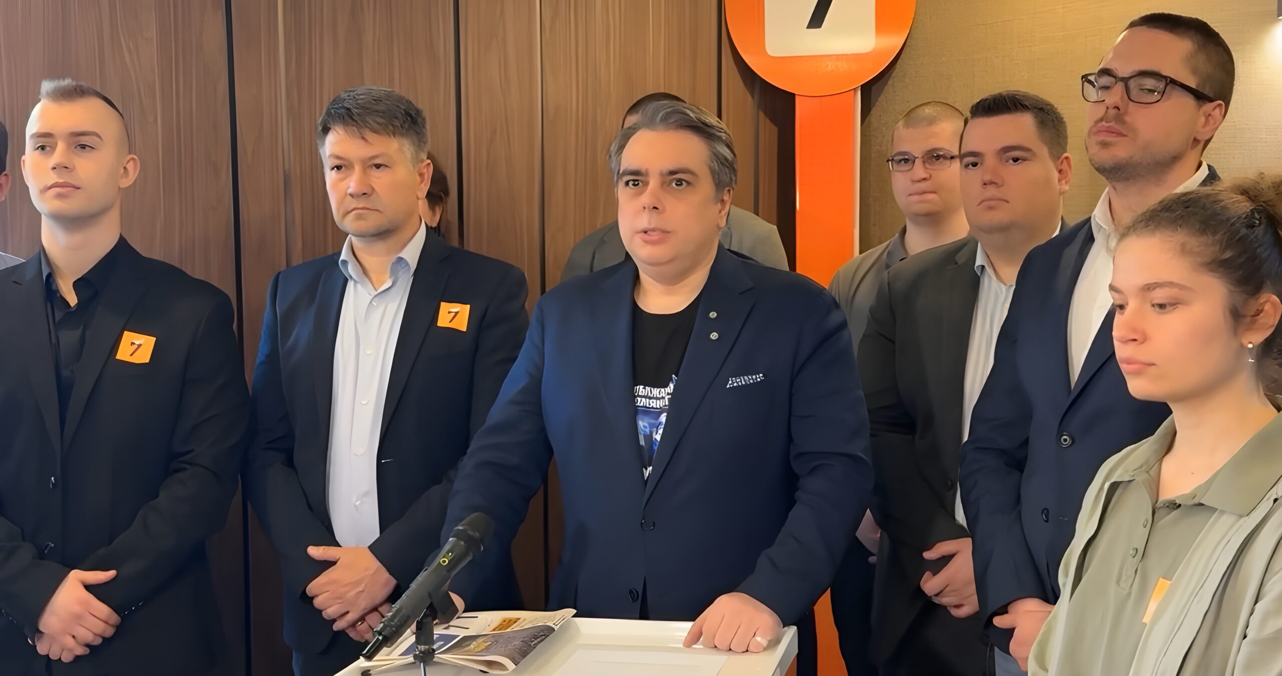 Асен Василев нарече Румен Радев "страхлив лицемер"