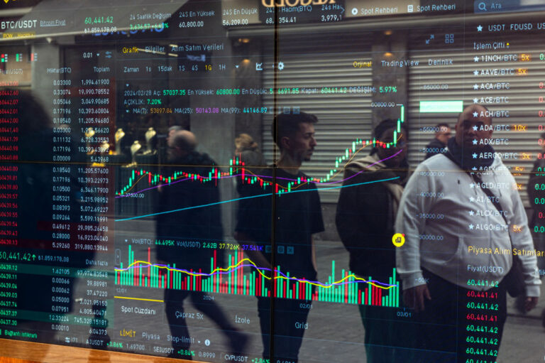 Биткойн достигна исторически рекорд от $100 000