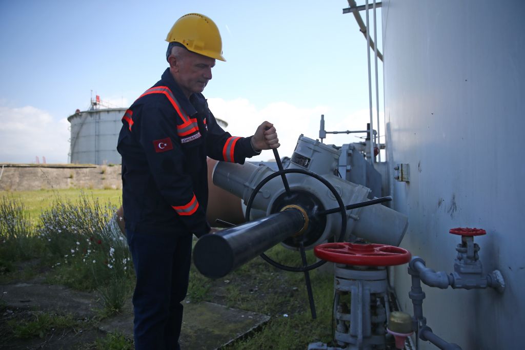 "Бомба" за стотици милиони стои под новия кабинет заради договора с "Боташ"