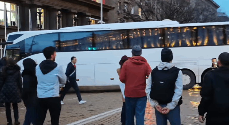 Белият автобус се завърна - полиция препречи входа на Народното събрание за протеста срещу Бюджет 2026
