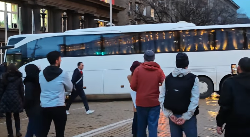Белият автобус се завърна - полиция препречи входа на Народното събрание за протеста срещу Бюджет 2026