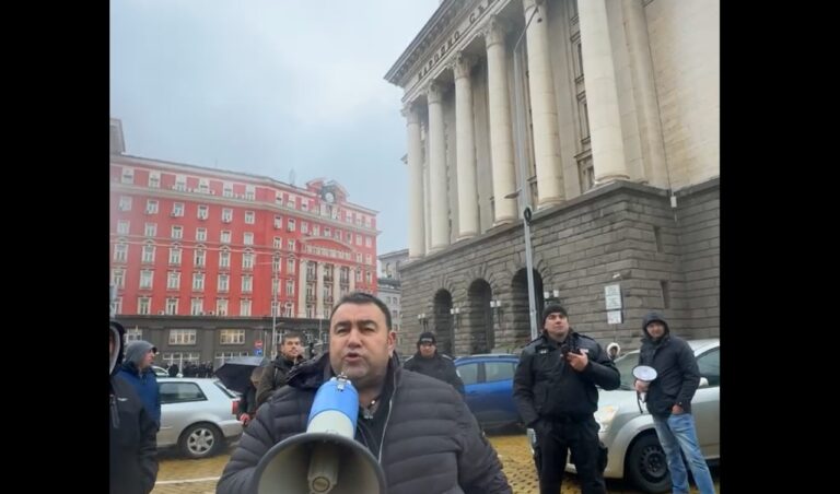 "Величие" блокира движението в центъра на София с аварирали коли