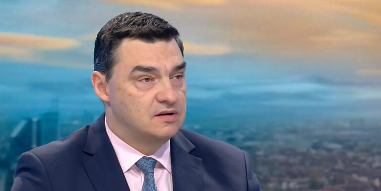 Партията на Румен Радев заговори за нямаляване на майчинството в България