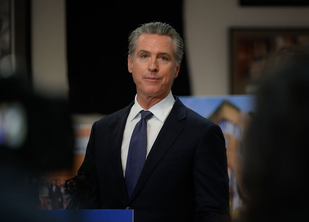 Губернаторът на Калифорния сравни Тръмп с "тиранозавър" и призова Европа да му се противопостави