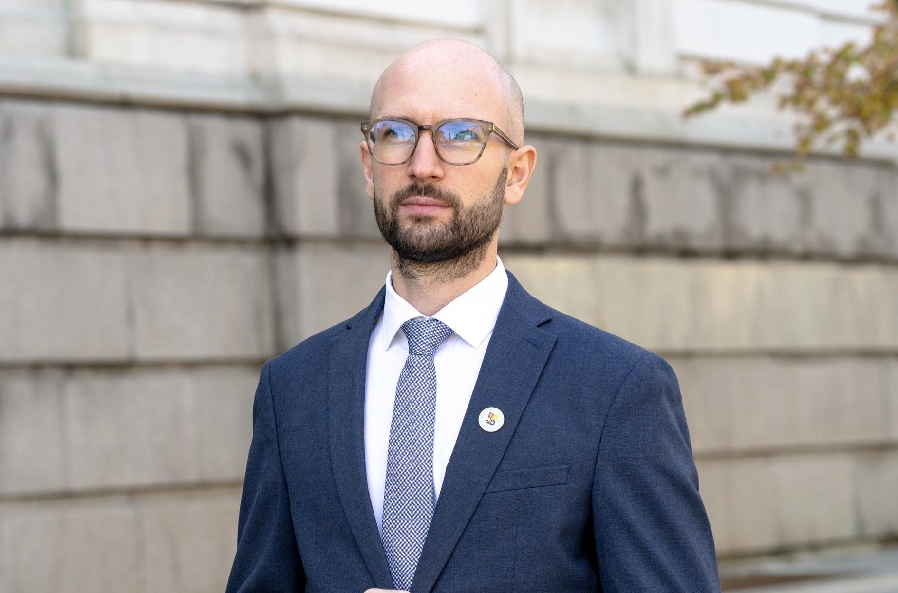 Правителството вдига с 5% заплатите в пощите, БДЖ, НКЖИ и градския транспорт