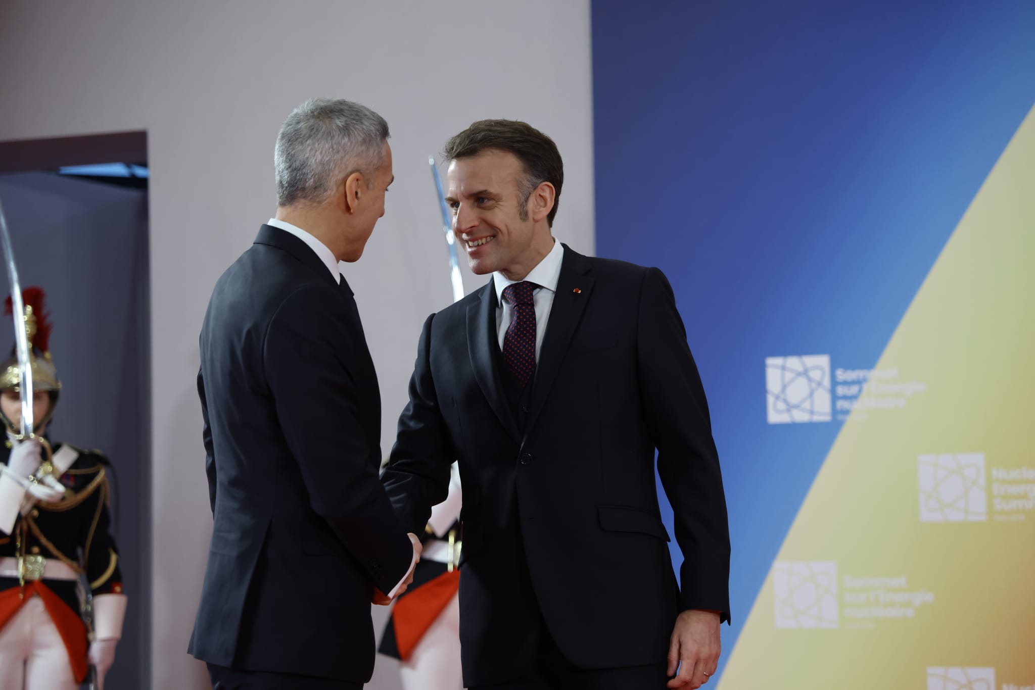 Андрей Гюров се срещна с Макрон при първата си международна визита