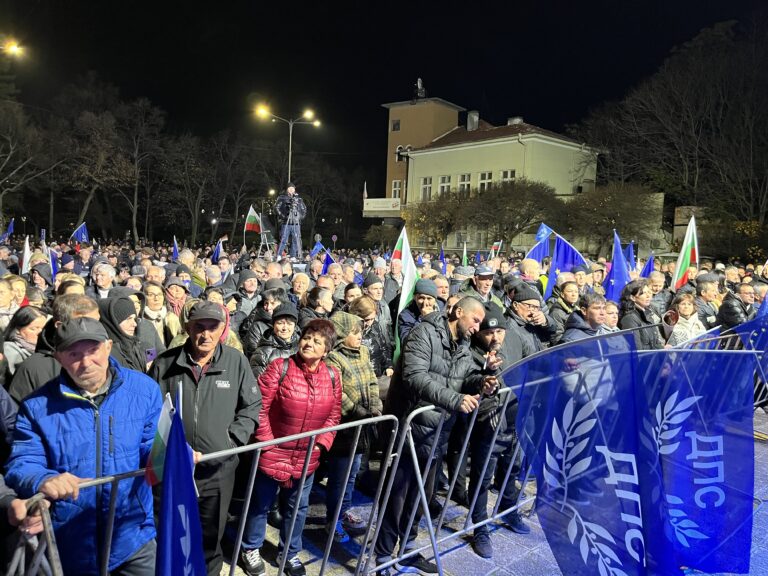 Контрапротестът на Пеевски в Кърджали - организиран транспорт, готови плакати и сцена с колони