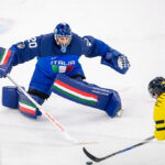 Той играе като многоръкия Шива. Италия полудя по вратаря на националния отбор по хокей