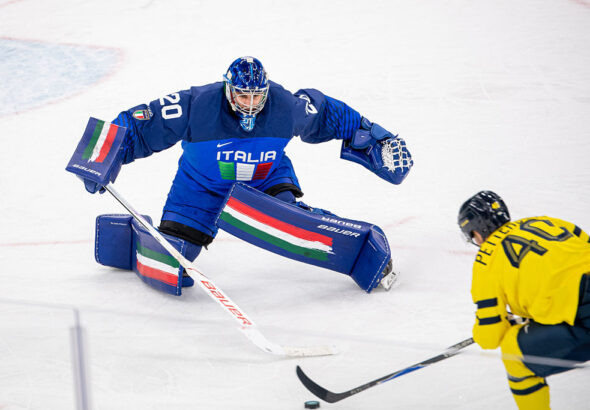 Той играе като многоръкия Шива. Италия полудя по вратаря на националния отбор по хокей