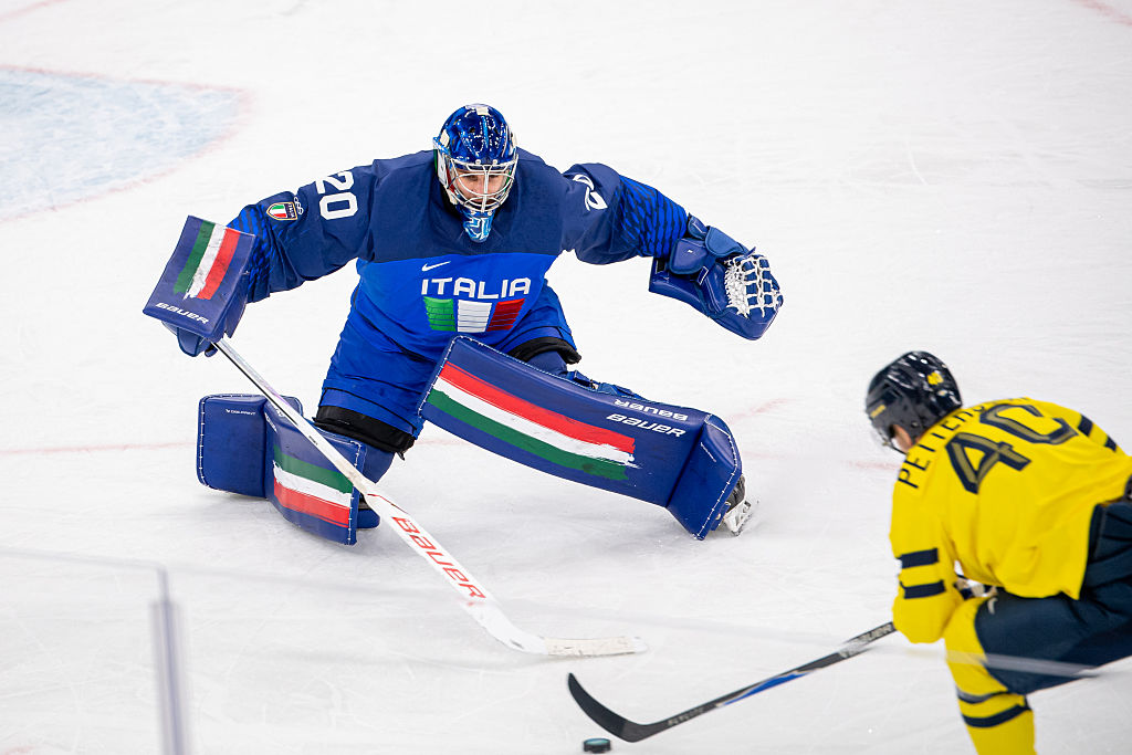 Той играе като многоръкия Шива. Италия полудя по вратаря на националния отбор по хокей