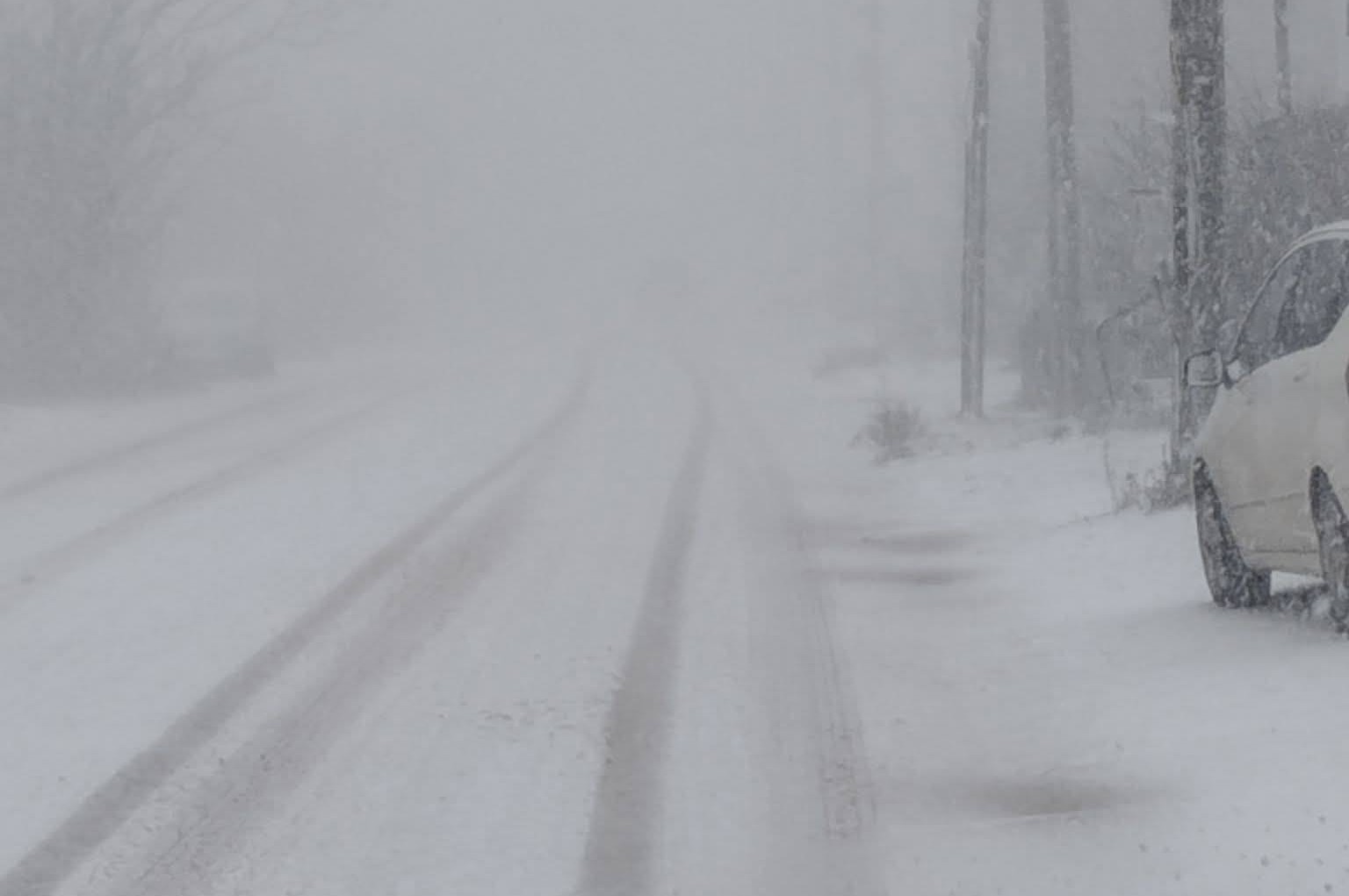 Десетки населени места са без ток, силен вятър и снеговалежи усложняват пътната обстановка в страната