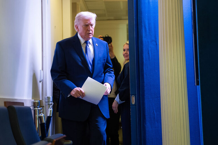 Делегация от САЩ отива на преговори с Иран в Пакистан, докато Тръмп пак заплашва Техеран