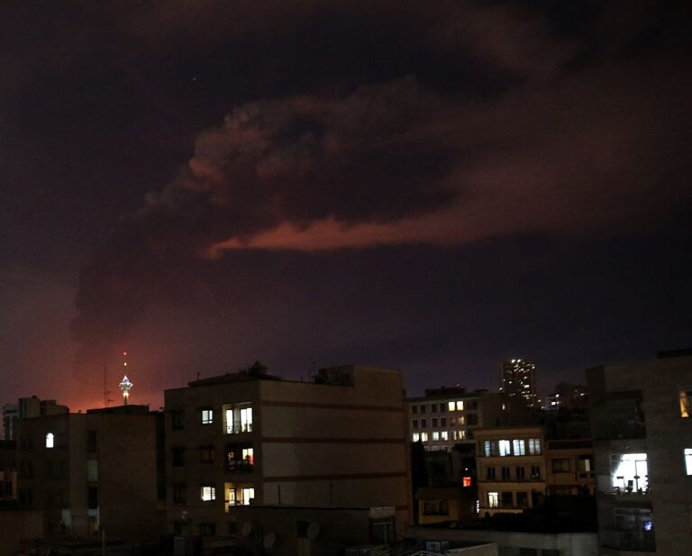 Израел удари петролни съоръжения в Иран