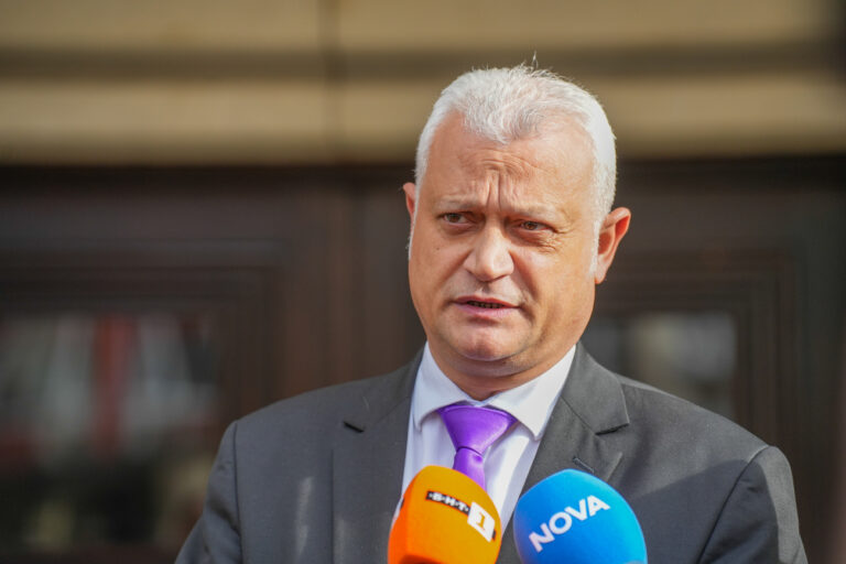 Емил Дечев е бил на почивка с Теодора Георгиева преди тя да стане европрокурор