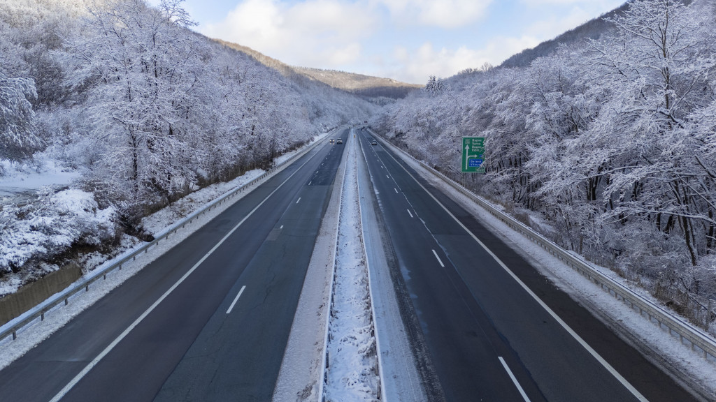 Предупредителен код за обилен снеговалеж е в сила за почти цяла България
