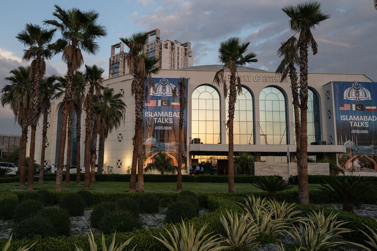 Стив Уиткоф и Джаред Къшнър пътуват за Пакистан, докато Иран отказва директен разговор със САЩ