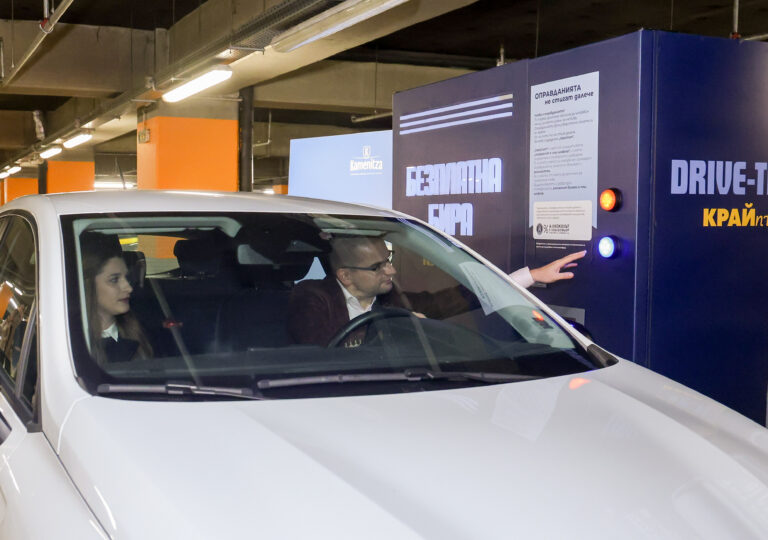 Инсталация за безплатна безалкохолна бира в София повдига темата за отговорно шофиране