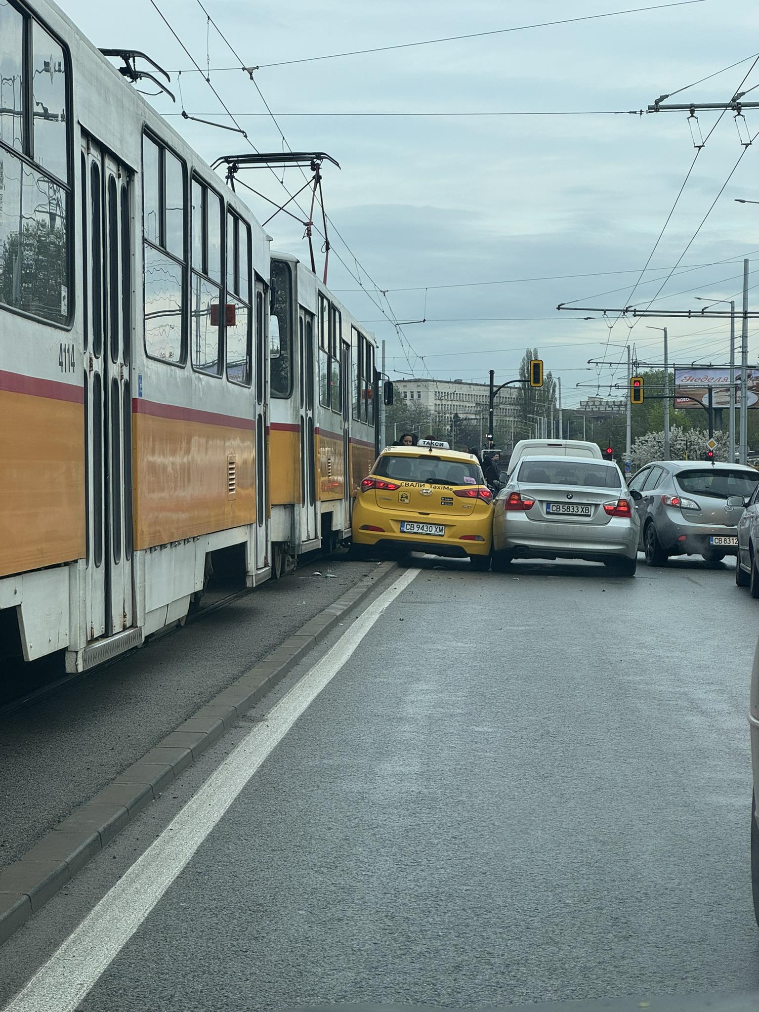 Такси се заклещи между кола и трамвай и спря трафика по линия 20
