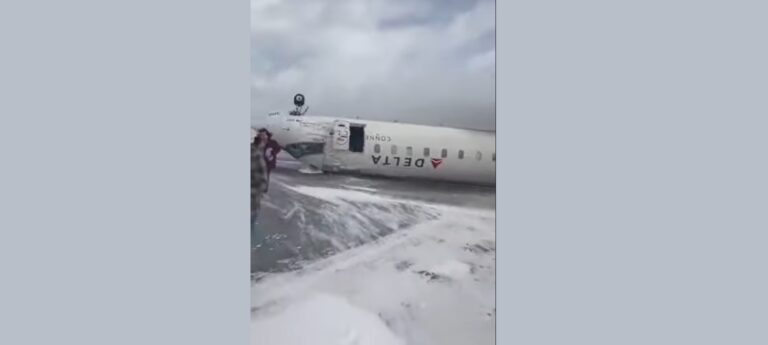 Самолет на Delta Airlines се преобърна при кацане в Канада. Осем души са ранени