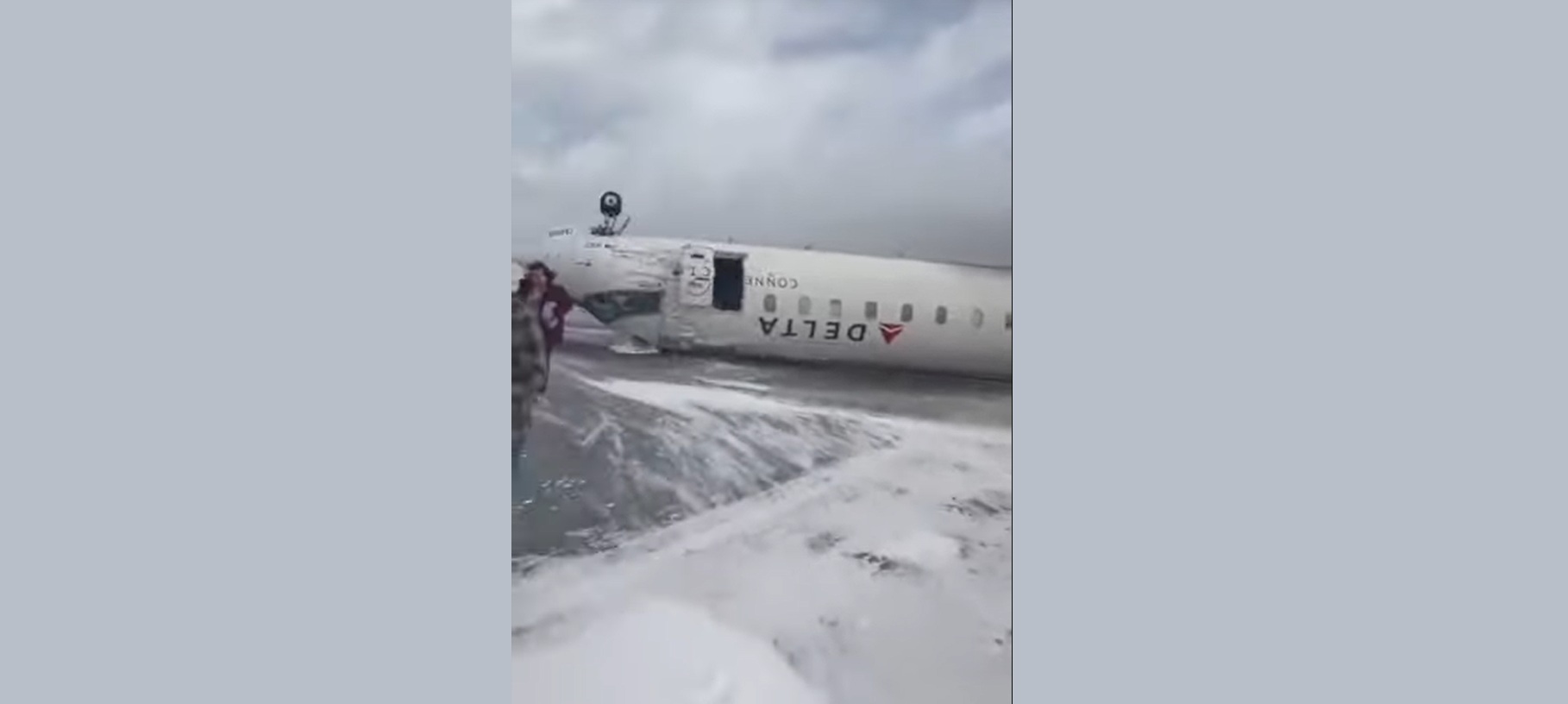 Самолет на Delta Airlines се преобърна при кацане в Канада. Осем души са ранени