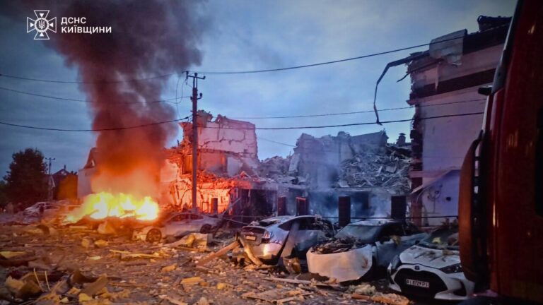 Мащабна руска атака с дронове и ракети по цивилни сгради уби четирима в Украйна и рани десетки