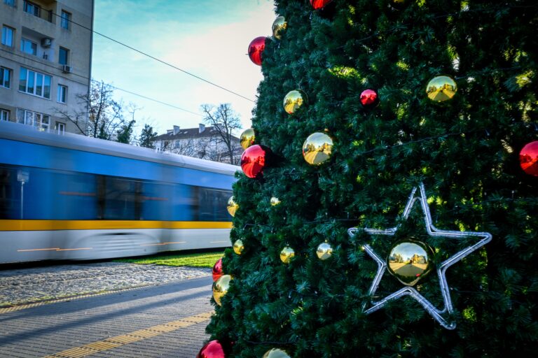 Зони за снимки, 13-метрова елха и ледена пързалка - София посреща Коледа с повече украса и събития