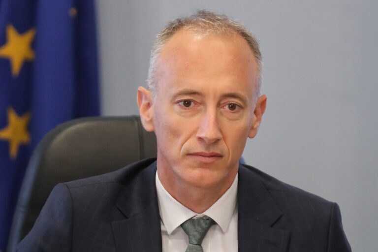 Забраната на мобилните телефони в училище влиза в сила през януари