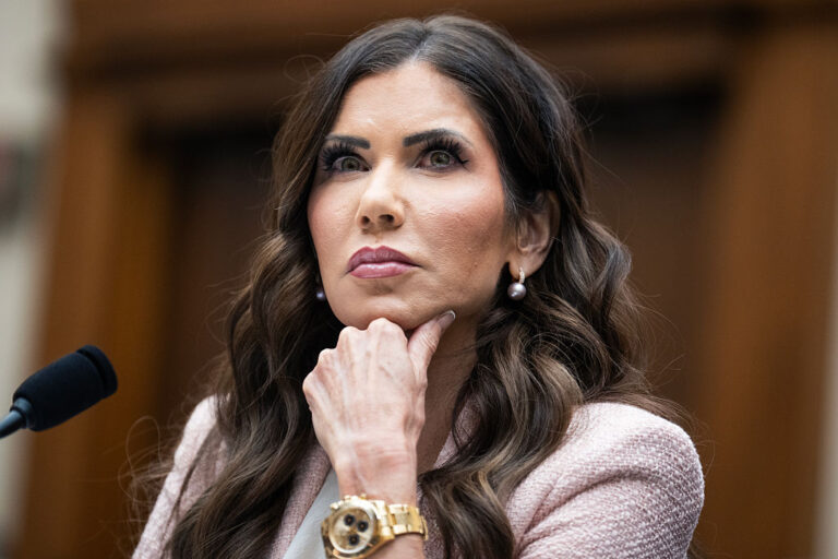 Тръмп сменя противоречивата Кристи Ноем като министър на вътрешната сигурност в САЩ