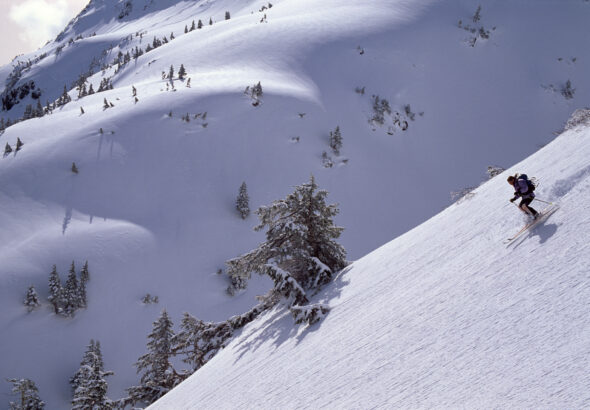 Лавина затрупа десетки скиори в Алпите