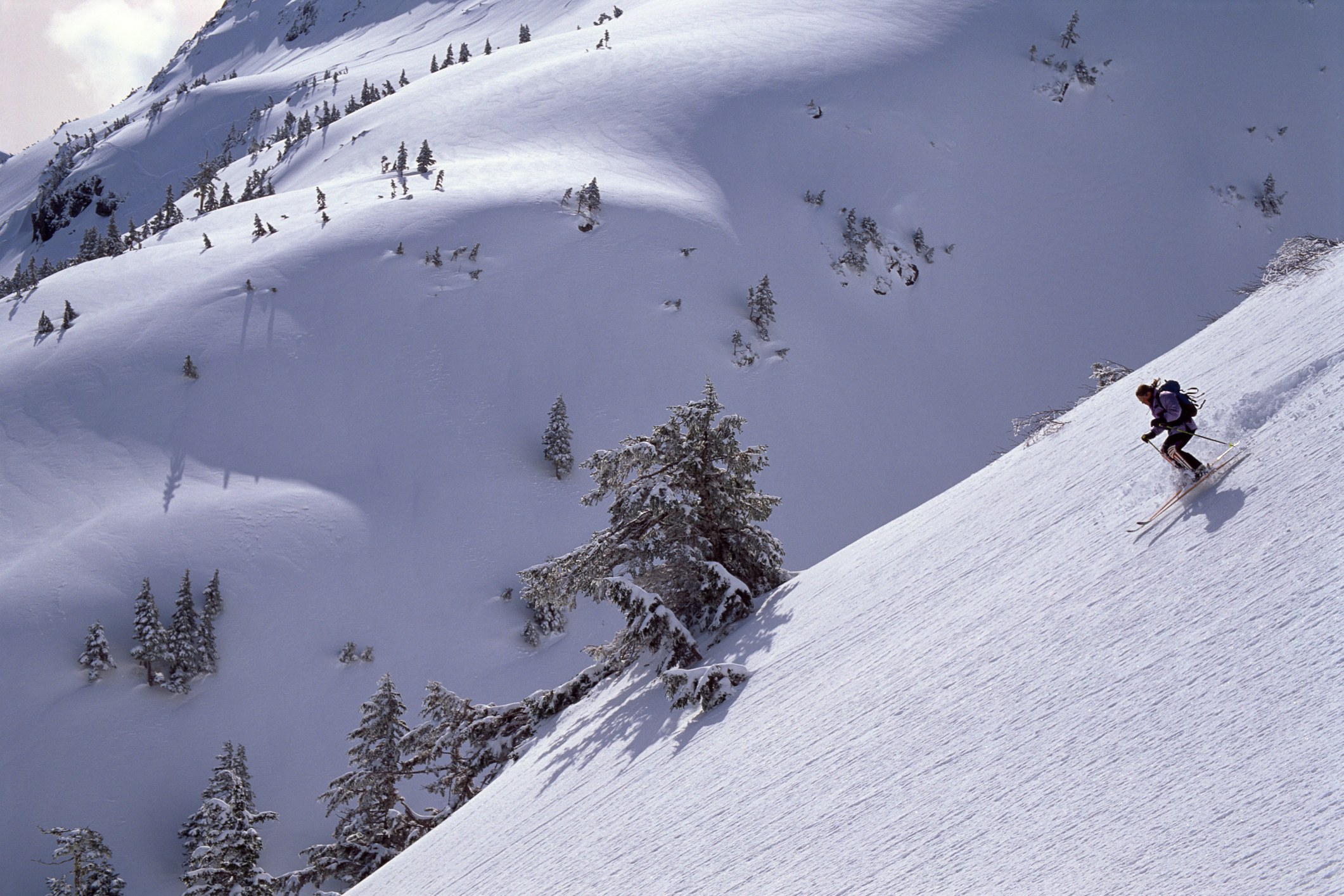 Лавина затрупа десетки скиори в Алпите